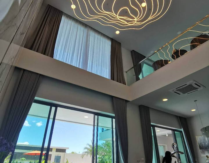 Palm Lakeside Village East Pattaya 6BR Pool Villa (R9069) – property for sale & rent in Pattaya