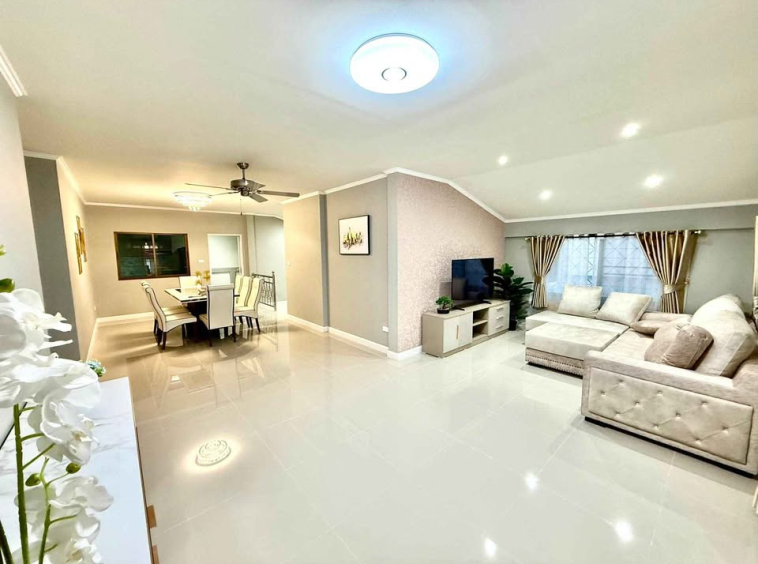 Wantana Village East Pattaya/Soi Pattanakarn 1 4BR Pool Villa (S9094) – property for sale & rent in Pattaya